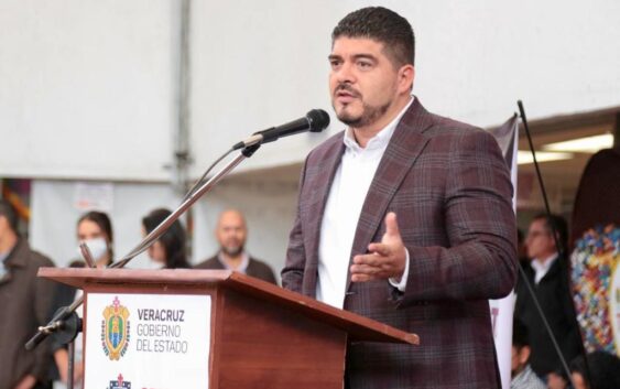 Zenyazen Escobar entrega más de 100 plazas para Básica y Media Superior