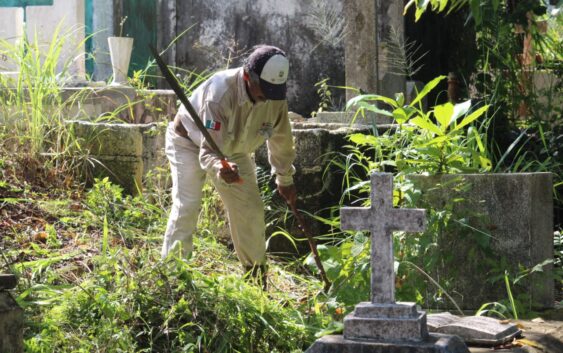 Previo al Día de Muertos, Ayuntamientolleva a cabo limpieza de panteón municipal