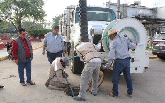 Pone en marcha el alcalde Noé Castillo Olvera programa de limpieza y desazolve de drenajes