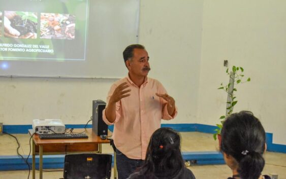 En Cosoleacaque imparten cursos de elaboración de composta.