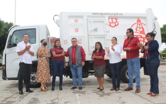 Noé Castillo Olvera pone en marchanuevo camión recolector de basura