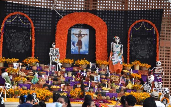 El H. Ayuntamiento coloca altar dedicado a fieles difuntos.