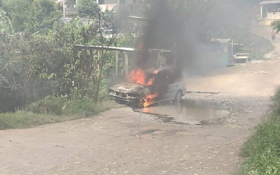 Pérdida total: auto que transportaba artículos de limpieza se incendia en Papantla