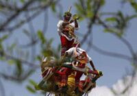Acusan a diseñador de distorsionar indumentaria de los Voladores de Papantla
