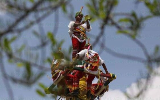 Acusan a diseñador de distorsionar indumentaria de los Voladores de Papantla
