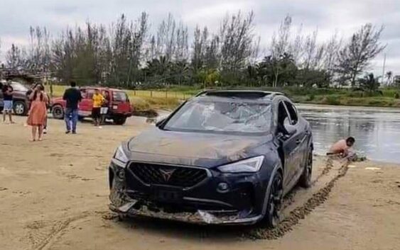 Caen con todo y camioneta en canal de termoeléctrica de Tuxpan; la historia