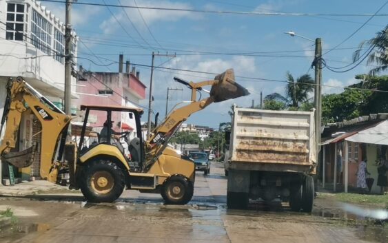 Más de 2 mil familias de Coatzacoalcos son beneficiadas con la limpieza de canales