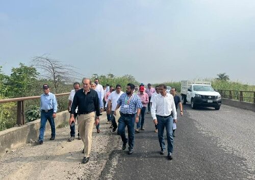 Autoridades de la SICT supervisan carretera Coatza-Mina tramo “Las Matas”.