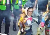 Activistas queman piñatas de Ebrard y Blinken en Tijuana para protestar por la expulsión de migrantes venezolanos de EU