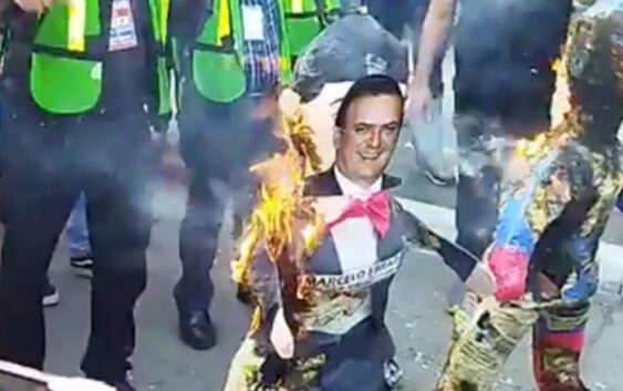 Activistas queman piñatas de Ebrard y Blinken en Tijuana para protestar por la expulsión de migrantes venezolanos de EU