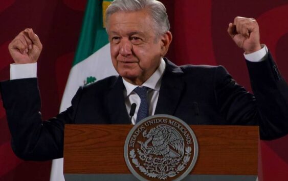AMLO ‘echa la mano’ a marcha en ‘defensa’ del INE: Zócalo estará libre el domingo