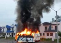 SE INCENDIA URBANO ANTES DE LLEGAR A LA TERMINAL EN LOS TORRENTES AEROPUERTO