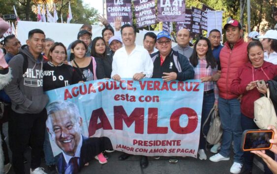 CON AMLO MÉXICO ESTÁ DE PIE