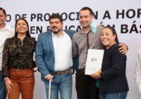 Zenyazen entregó 2 mil 934 horas adicionales a 328 docentes federales de Educación Básica Zenyazen entregó 2 mil 934 horas adicionales a 328 docentes federales de Educación Básica