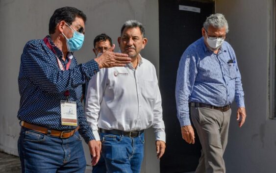 Inspecciona Amado Cruz reparación de losas y drenajes en Coatzacoalcos