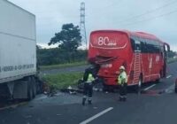 TRAILER IMPACTA A AUTOBUS DE LA LÍNEA ADO,EN AUTOPISTA LA TINAJA -COSAMALOAPAN . TRAILER IMPACTA A AUTOBUS DE LA LÍNEA ADO,EN AUTOPISTA LA TINAJA -COSAMALOAPAN .