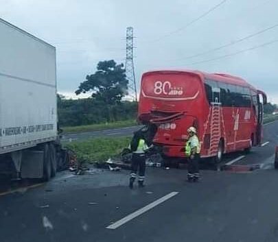 TRAILER IMPACTA A AUTOBUS DE LA LÍNEA ADO,EN AUTOPISTA LA TINAJA -COSAMALOAPAN .