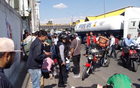 ACCIDENTE DE VEHÍCULO PARTICULAR QUE SE IMPACTA CON VARIOS PUESTOS AMBULANTES, RESULTANDO CINCO PERSONAS LESIONADAS ASI COMO UN MENOR DE EDAD SIN VIDA.