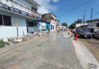 Personal del Ayuntamiento de Coatzacoalcos realiza los trabajos de colado de concreto en la avenida Transístmica
