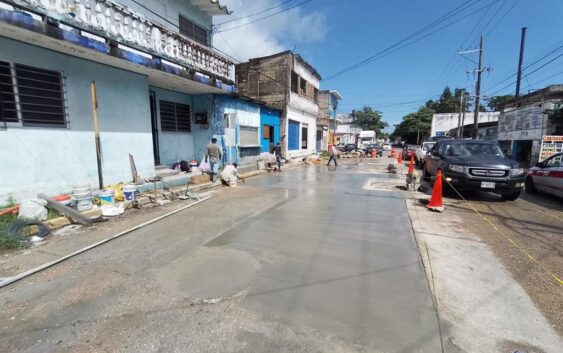 Personal del Ayuntamiento de Coatzacoalcos realiza los trabajos de colado de concreto en la avenida Transístmica