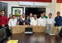 Entrega el alcalde Noé Castillo Olveraequipos de cómputo a autoridades educativas