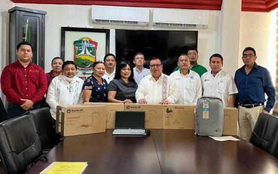 Entrega el alcalde Noé Castillo Olveraequipos de cómputo a autoridades educativas