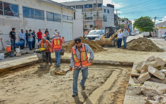 Gobierno de Coatzacoalcos atiende 4 zonas importantes de drenaje sanitario y pavimentación