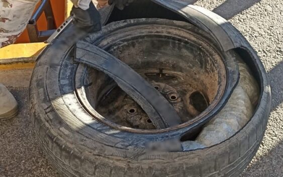 EN BAJA CALIFORNIA, GUARDIA NACIONAL Y EJÉRCITO MEXICANO DETIENEN A MUJER CON APARENTE METANFETAMINA OCULTA EN LLANTA DE REFACCIÓN