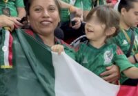 Sandra de la Vega, esposa del futbolista Andrés Guardado está siendo criticada por viajar al mundial acompañada de una trabajadora doméstica. Sandra de la Vega, esposa del futbolista Andrés Guardado está siendo criticada por viajar al mundial acompañada de una trabajadora doméstica.