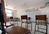 Alumnos de secundaria sufren crisis nerviosa en acto cívico
