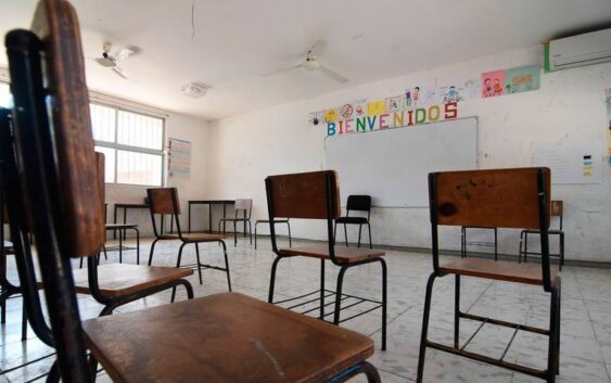 Alumnos de secundaria sufren crisis nerviosa en acto cívico