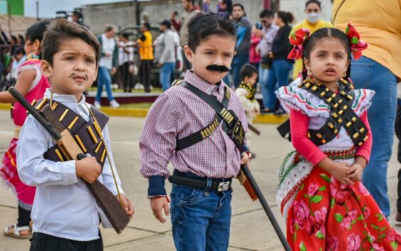 Más de 7 mil personas participaron en el desfile por el 112 aniversario de la Revolución Mexicana