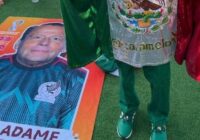 Alfredo Adame “llega” a Qatar; aficionado se lo “lleva” por si se arma la campal tras el partido México-Argentina Alfredo Adame “llega” a Qatar; aficionado se lo “lleva” por si se arma la campal tras el partido México-Argentina