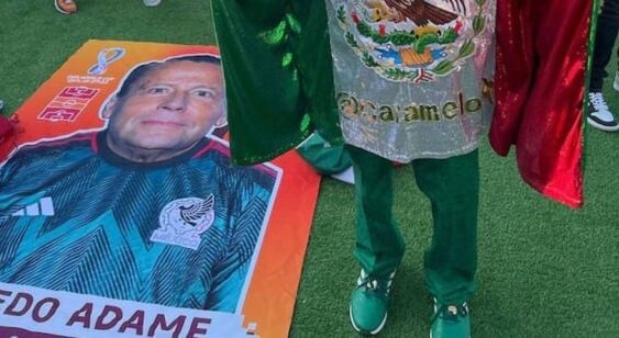 Alfredo Adame “llega” a Qatar; aficionado se lo “lleva” por si se arma la campal tras el partido México-Argentina