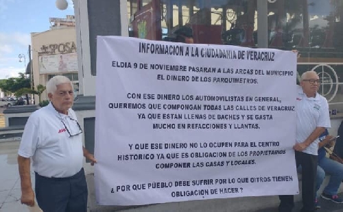 Taxistas se manifiestan por baches en calles de Veracruz.