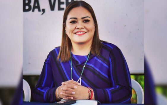 Vania López cumple su promesa y dignifica baños de limpia pública municipal.