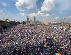 Tras 5 horas de marcha, simpatizantes piden reelección a AMLO; dice que no
