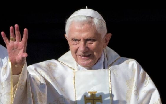 Salud de Benedicto XVI empeora; está bajo vigilancia médica, informa el Vaticano