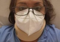 Taxi golpea auto de la Maestra Fabiola, que resulta con esguince de tercer grado.