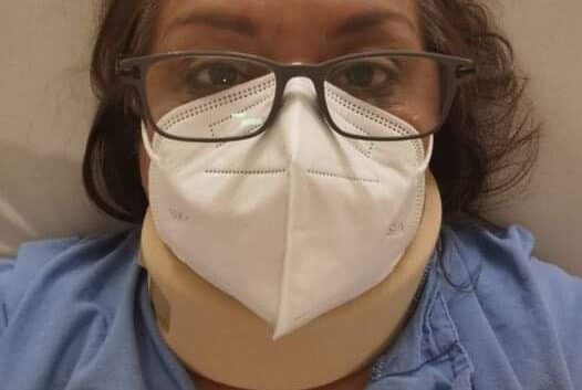 Taxi golpea auto de la Maestra Fabiola, que resulta con esguince de tercer grado.