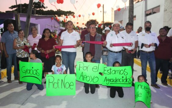 El alcalde Noé Castillo Olvera cumplea vecinos de la calle Jovino Sánchez