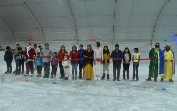 Inauguran pista de hielo en Cosoleacaque