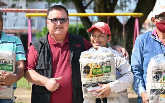 Entrega el alcalde Noé Castillo Olvera,uniformes a trabajadores del SEMI