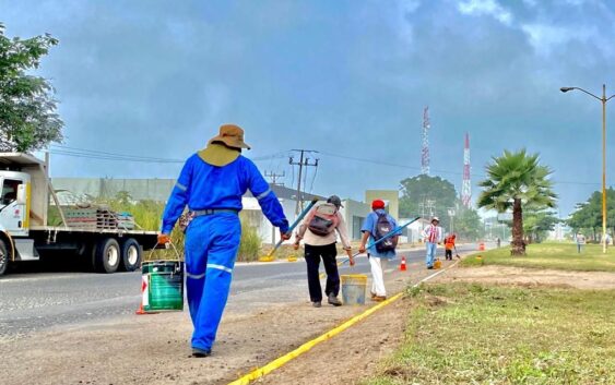 Rehabilitan señalamientos y topes en la carretera Transístmica