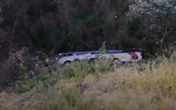 DEJA VOLCADURA DE AUTOBÚS EN LA MÉXICO-PUEBLA A UN FALLECIDO Y 16 LESIONADOS