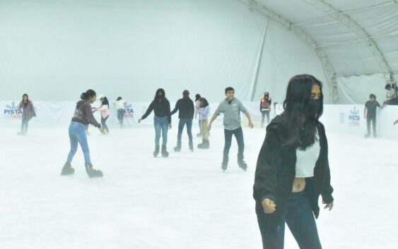 Todo un éxito la pista de hielo en Cosoleacaque.