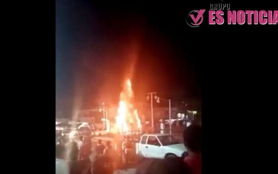 ARDE ÁRBOLITO DE NAVIDAD EN PINOTEPA NACIONAL