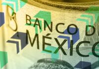 Peso opera con ganancias ante caída del dólar por panorama para las tasas de la Fed