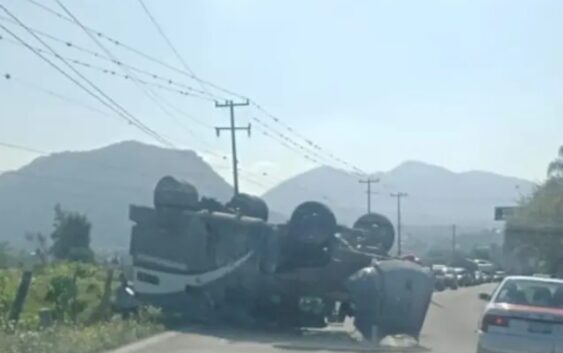 Vuelca camioneta de valores en la Fortín-Huatusco; hay 4 heridos