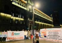Médicos de Pemex ahora se manifiestan en Palacio Nacional para exigir pagos